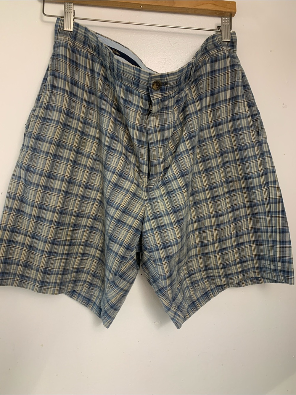 Brooks Brothers Men's Plaid Flat-Front Shorts in Light Blue and Cream